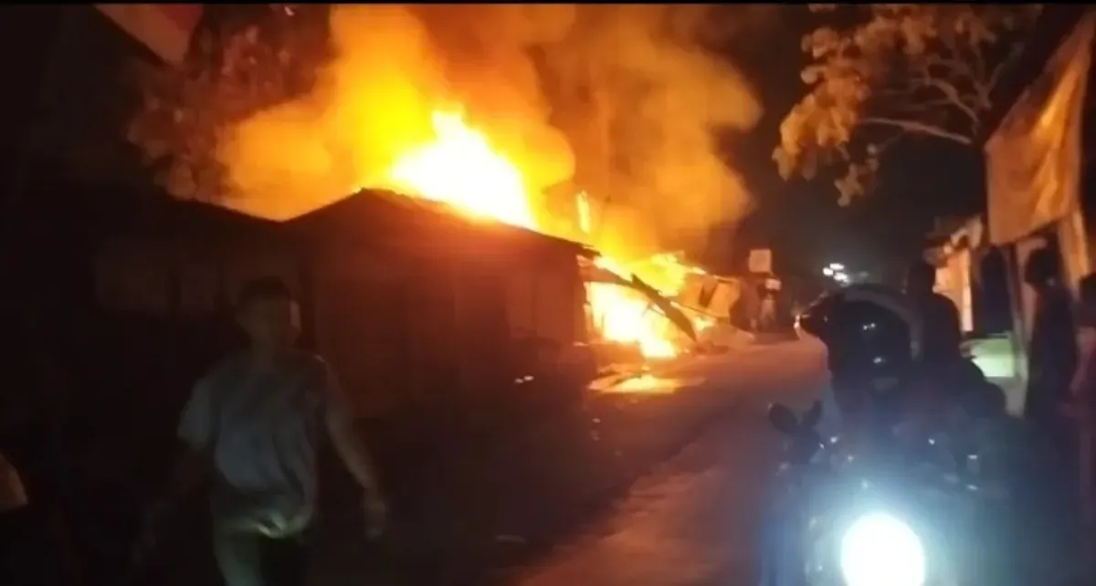 Korsleting listrik diduga menjadi penyebab 6 kios semi permanen di lKampung Maja, Desa Kibin, Kecamatan Kibin, Kabupaten Serang, ludes terbakar. (Sumber: Istimewa)