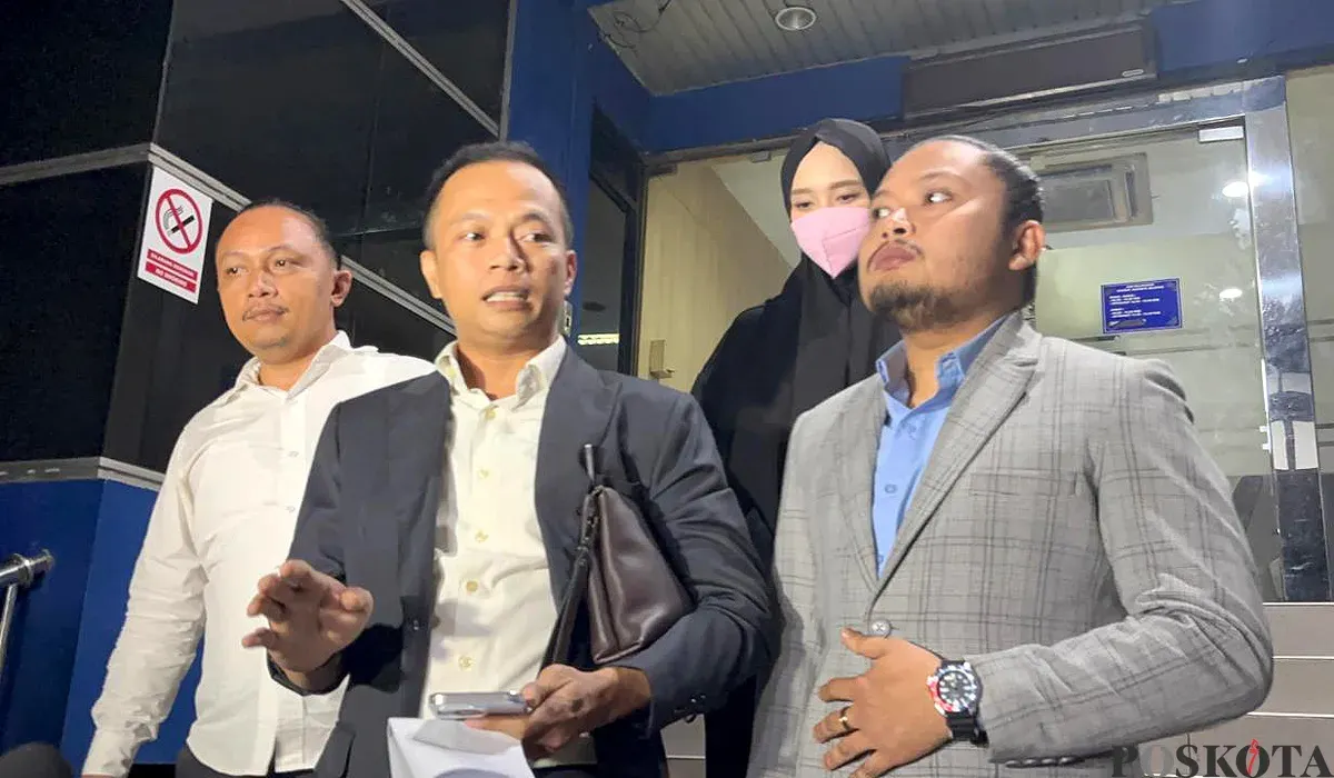 Inara Rusli didampingi penasihat hukum, Hamrin melaporkan Insanul Fahmi ke Polda Metro Jaya terkait dugaan penipuan, Senin, 1 Desember 2025. (Sumber: POSKOTA | Foto: Ali Mansur)