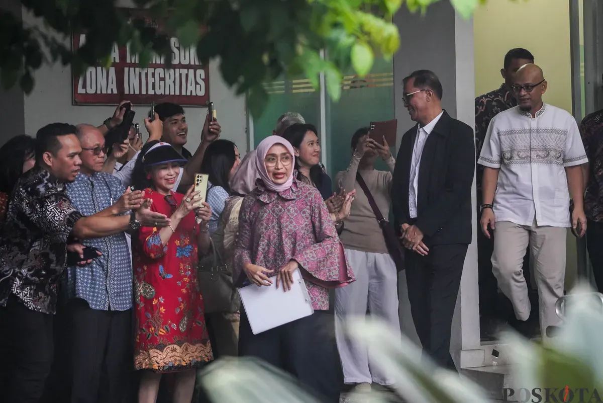 Mantan Direktur Utama PT ASDP Ira Puspadewi, Direktur Komersial dan Pelayanan PT ASDP Muhammad Yusuf Hadi, serta Direktur Perencanaan dan Pengembangan PT ASDP Harry Muhammad Adhi Caksono berjalan keluar dari Rumah Tahanan Komisi Pemberantasan Korupsi (Rutan KPK), Jakarta, Jumat, 28 November 2025. (Sumber: Poskota/Bilal Nugraha Ginanjar)