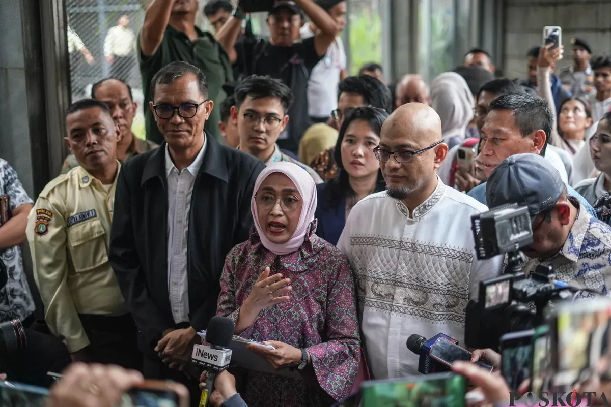 Mantan Direktur Utama PT ASDP Ira Puspadewi, Direktur Komersial dan Pelayanan PT ASDP Muhammad Yusuf Hadi, serta Direktur Perencanaan dan Pengembangan PT ASDP Harry Muhammad Adhi Caksono berjalan keluar dari Rumah Tahanan Komisi Pemberantasan Korupsi (Rutan KPK), Jakarta, Jumat, 28 November 2025. (Sumber: Poskota/Bilal Nugraha Ginanjar)