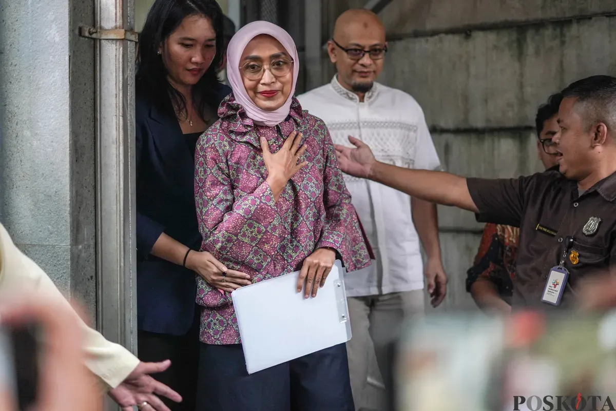 Mantan Direktur Utama PT ASDP Ira Puspadewi, Direktur Komersial dan Pelayanan PT ASDP Muhammad Yusuf Hadi, serta Direktur Perencanaan dan Pengembangan PT ASDP Harry Muhammad Adhi Caksono berjalan keluar dari Rumah Tahanan Komisi Pemberantasan Korupsi (Rutan KPK), Jakarta, Jumat, 28 November 2025. (Sumber: Poskota/Bilal Nugraha Ginanjar)