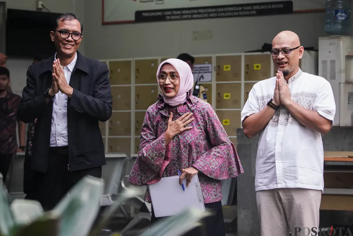 Mantan Direktur Utama PT ASDP Ira Puspadewi, Direktur Komersial dan Pelayanan PT ASDP Muhammad Yusuf Hadi, serta Direktur Perencanaan dan Pengembangan PT ASDP Harry Muhammad Adhi Caksono berjalan keluar dari Rumah Tahanan Komisi Pemberantasan Korupsi (Rutan KPK), Jakarta, Jumat, 28 November 2025. (Sumber: Poskota/Bilal Nugraha Ginanjar)