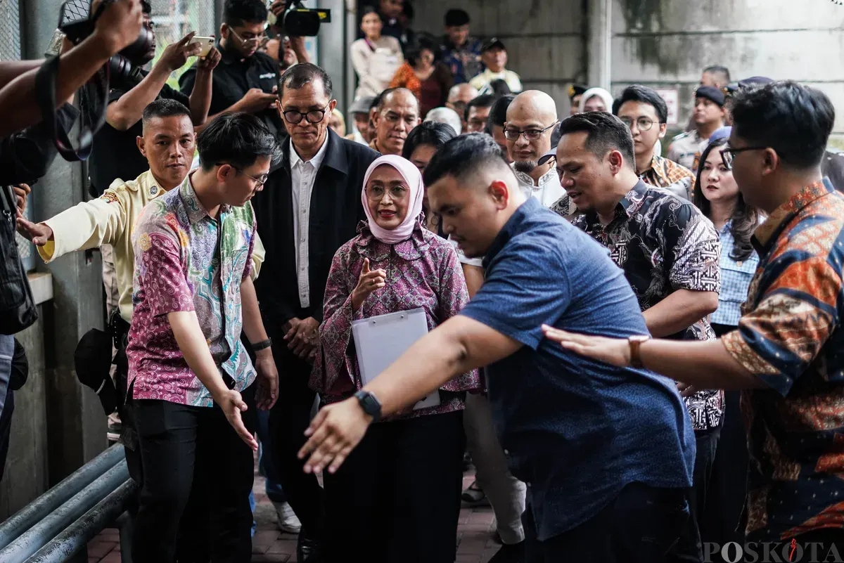 Mantan Direktur Utama PT ASDP Ira Puspadewi, Direktur Komersial dan Pelayanan PT ASDP Muhammad Yusuf Hadi, serta Direktur Perencanaan dan Pengembangan PT ASDP Harry Muhammad Adhi Caksono berjalan keluar dari Rumah Tahanan Komisi Pemberantasan Korupsi (Rutan KPK), Jakarta, Jumat, 28 November 2025. (Sumber: Poskota/Bilal Nugraha Ginanjar)