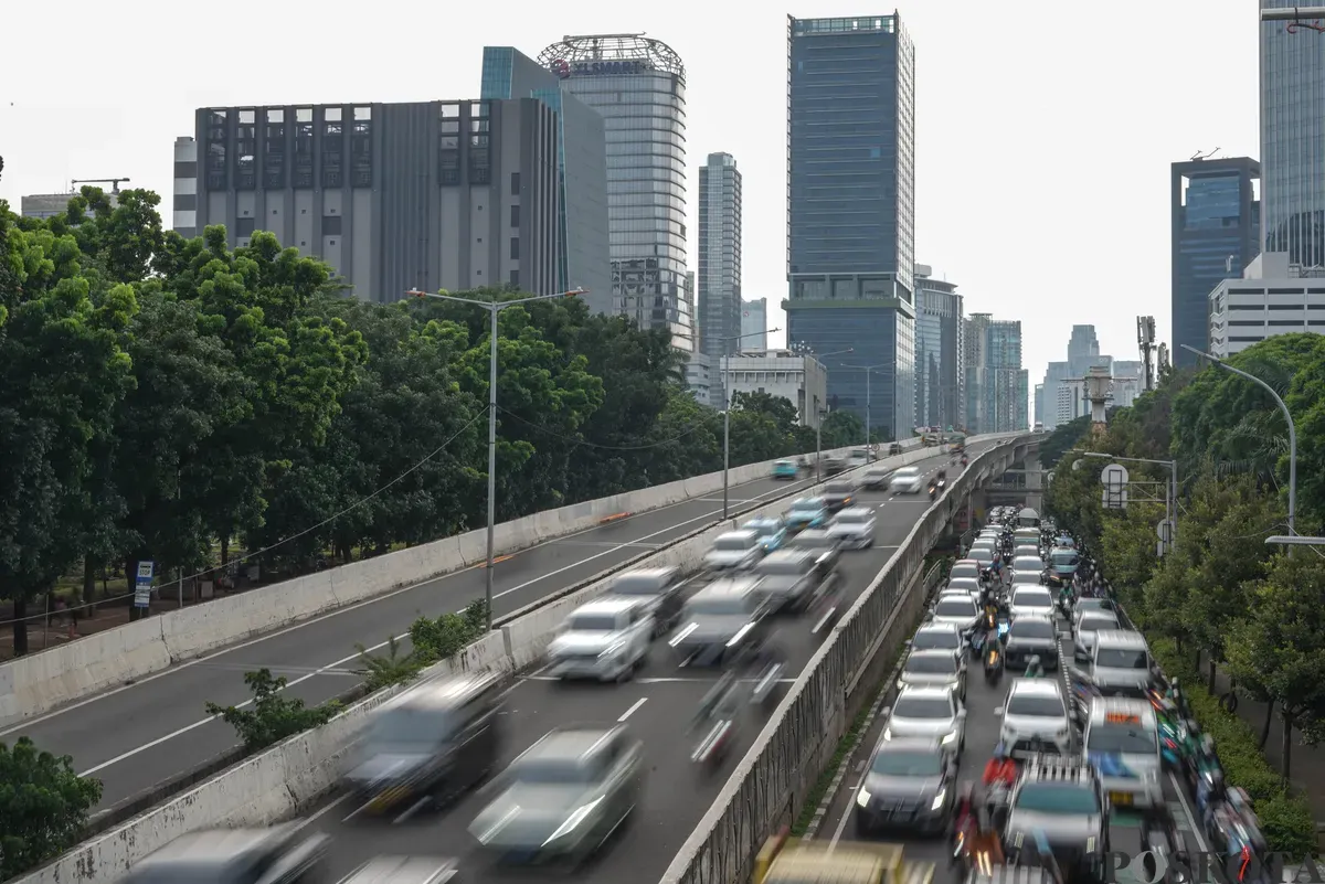Sejumlah kendaraan bermotor terjebak kemacetan di Kawasan Kuningan, Jakarta, Rabu, 25 November 2025 (Sumber: Poskota/Bilal Nugraha Ginanjar)