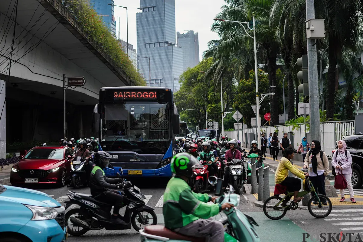 Sejumlah kendaraan bermotor terjebak kemacetan di Kawasan Kuningan, Jakarta, Rabu, 25 November 2025 (Sumber: Poskota/Bilal Nugraha Ginanjar)