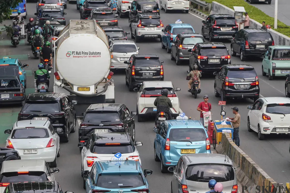 Sejumlah kendaraan bermotor terjebak kemacetan di Kawasan Kuningan, Jakarta, Rabu, 25 November 2025 (Sumber: Poskota/Bilal Nugraha Ginanjar)
