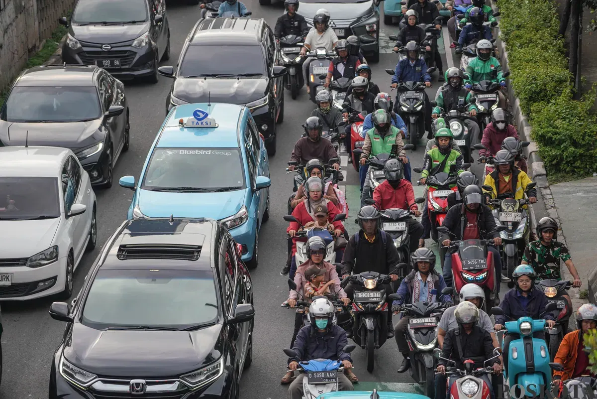 Sejumlah kendaraan bermotor terjebak kemacetan di Kawasan Kuningan, Jakarta, Rabu, 25 November 2025 (Sumber: Poskota/Bilal Nugraha Ginanjar)