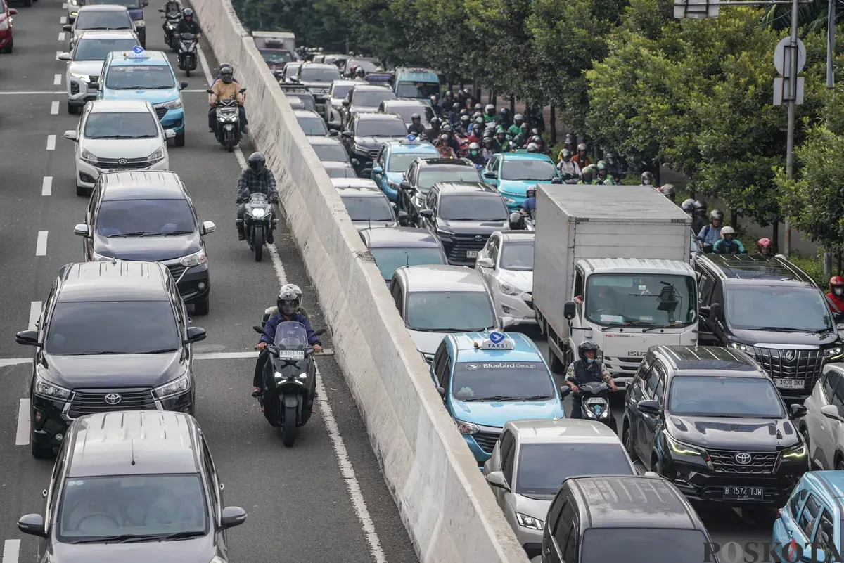 Sejumlah kendaraan bermotor terjebak kemacetan di Kawasan Kuningan, Jakarta, Rabu, 25 November 2025 (Sumber: Poskota/Bilal Nugraha Ginanjar)