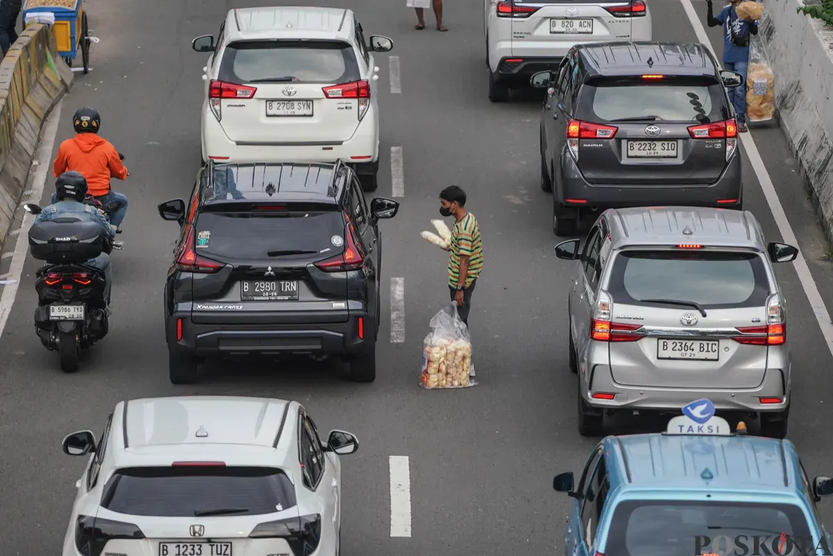 Sejumlah kendaraan bermotor terjebak kemacetan di Kawasan Kuningan, Jakarta, Rabu, 25 November 2025 (Sumber: Poskota/Bilal Nugraha Ginanjar)
