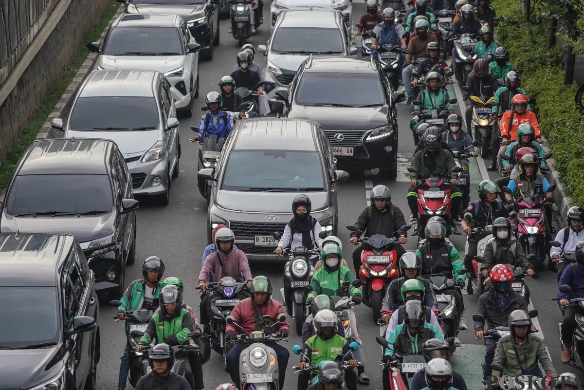 Sejumlah kendaraan bermotor terjebak kemacetan di Kawasan Kuningan, Jakarta, Rabu, 25 November 2025 (Sumber: Poskota/Bilal Nugraha Ginanjar)