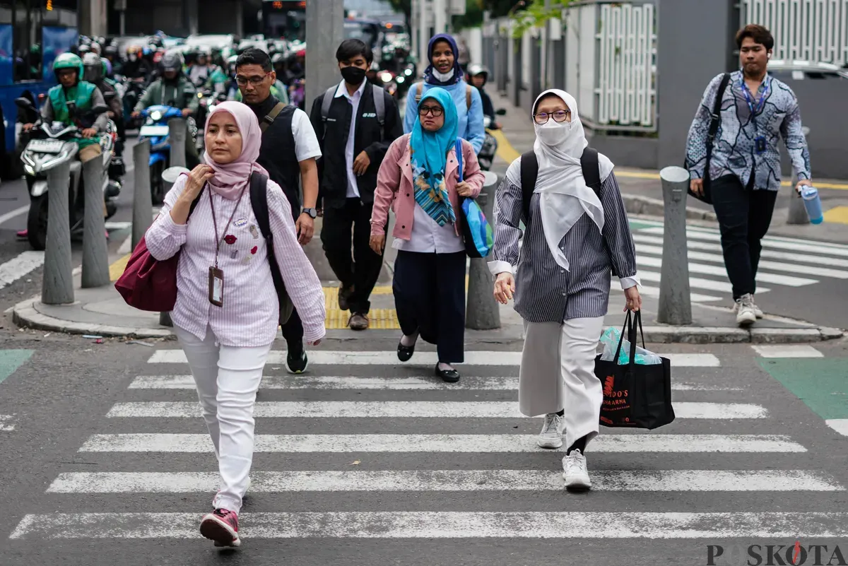 Warga berjalan saat jam pulang kerja di Kawasan Kuningan, Jakarta, Rabu, 25 November 2025 (Sumber: Poskota/Bilal Nugraha Ginanjar)