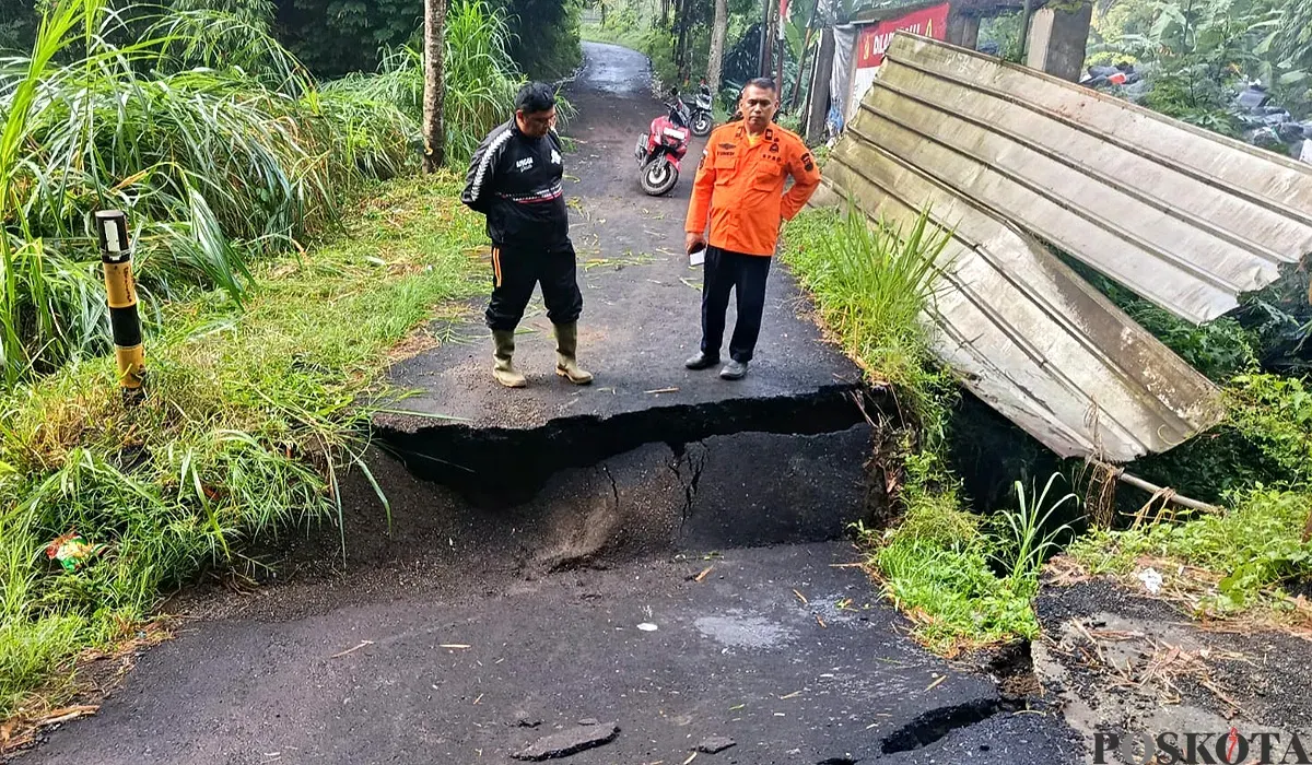Petugas BPBD Bandung Barat bersama Kepala Desa Wangunsari, meninjau lokasi amblasnya jembatan di Desa Wangunsari, Kecamatan Lembang, pada Senin, 1 Desember 2025. (Sumber: POSKOTA | Foto: Gatot Poedji Utomo)