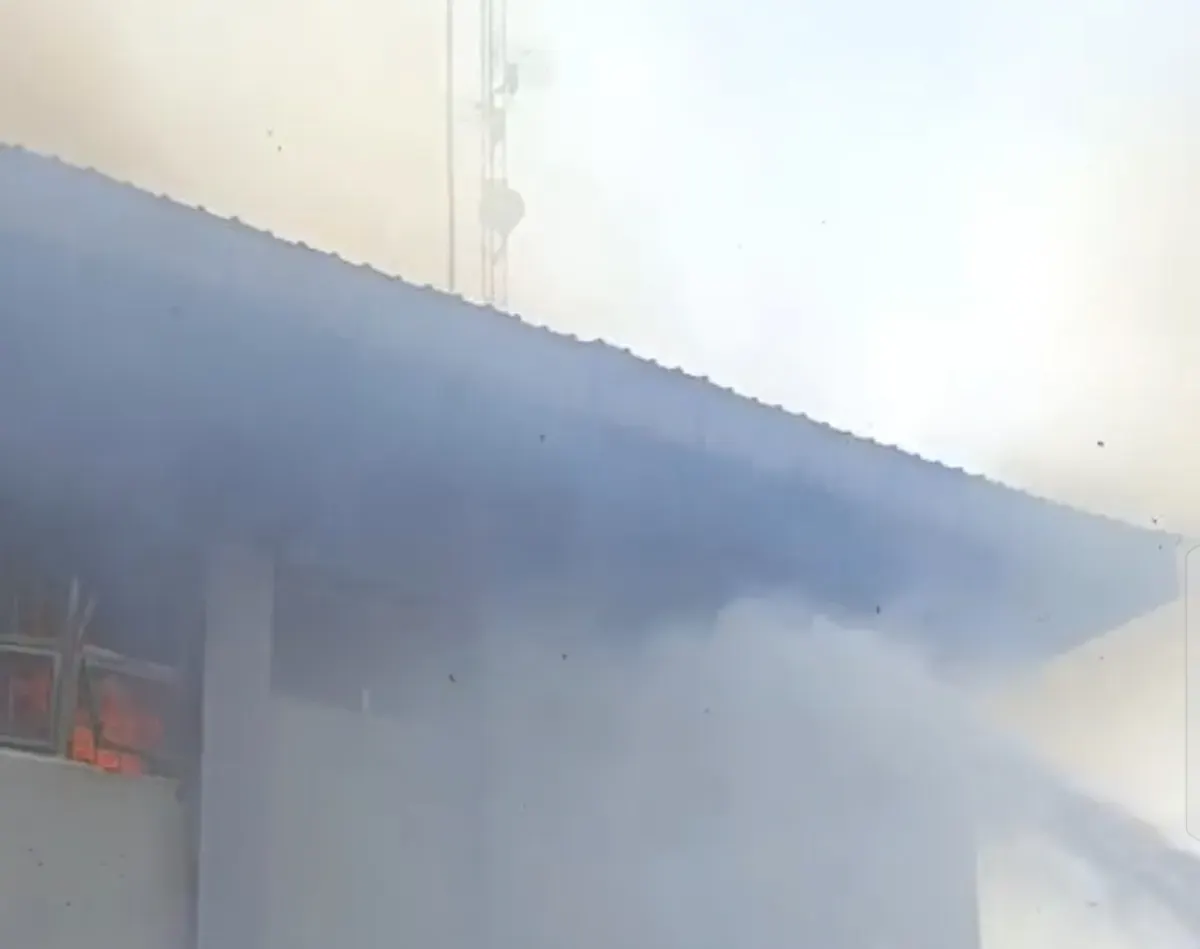 Api melalap lantai dua Rumah Sakit Pengayoman Cipinang, Jatinegara, Jakarta Timur, Senin, 1 Desember 2025. (Sumber: Istimewa)