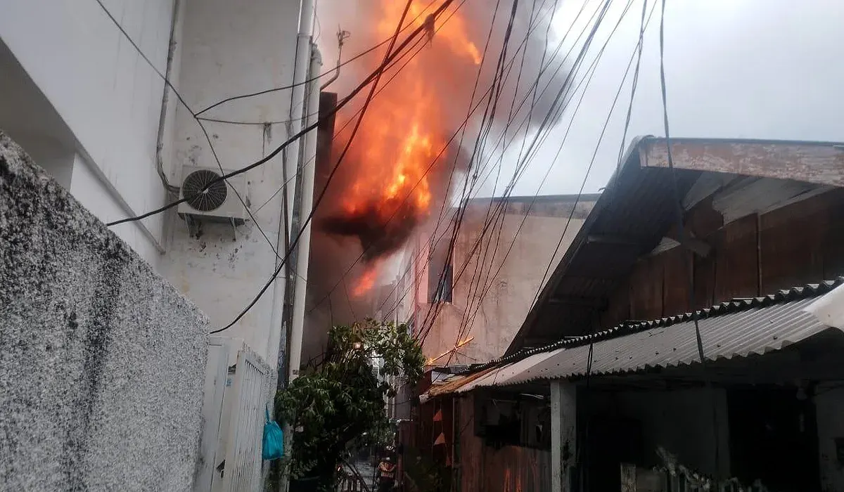 Momen saat api melahaprumah di Jalan Empang Bahagia Jelambar, Grogol Petamburan, Jakarta Barat, Senin, 1 Desember 2025. (Sumber: Dok Istimewa)