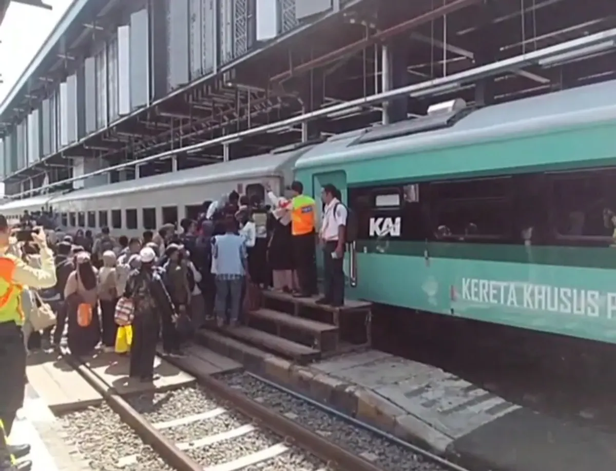 Sejumlah penumpang saat hendak naik kereta di Stasiun Rangkasbitung, Lebak. (Sumber: Dok. PT KAI)