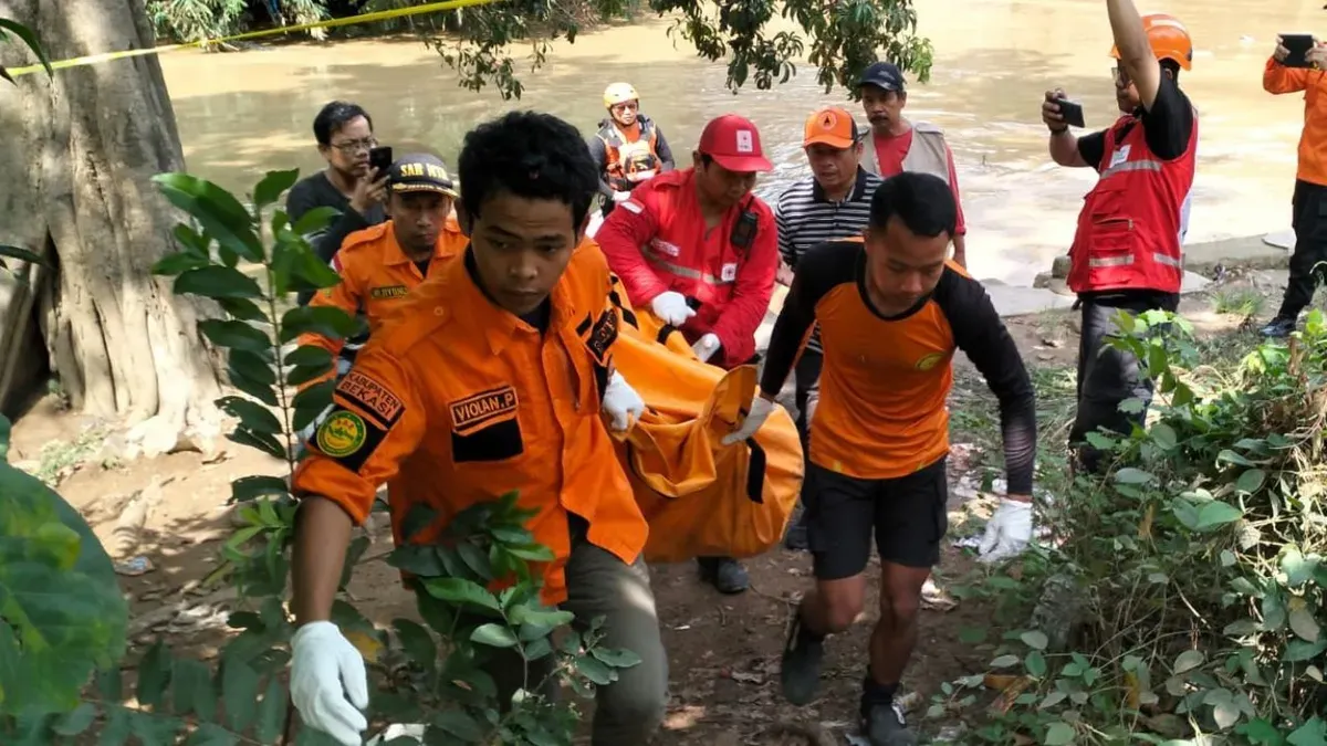 Jenazah Fatur, 6 tahun, korban terakhir tenggelam di Kali Cikarang, ditemukan tidak bernyawa, Senin, 1 Desember 2025. (Sumber: Dok. Tim SAR Bekasi)