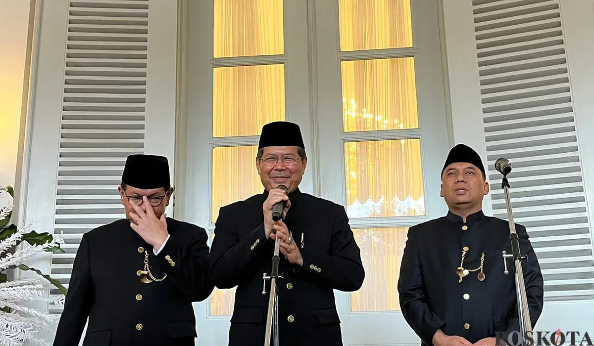 Mantan Sekda DKI Jakarta, Marullah Matali (tengah) saat menyampaikan pernyataan kepada awak media di Balai Kota DKI Jakarta, Senin, 1 Desember 2025. (Sumber: POSKOTA | Foto: M Tegar Jihad)