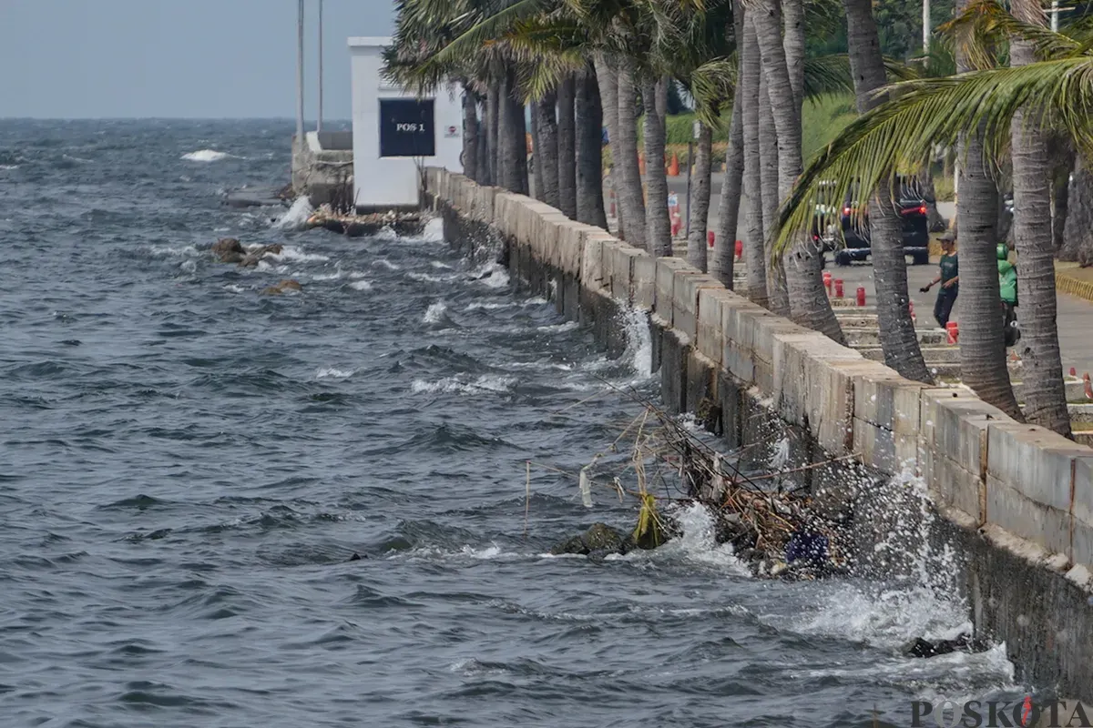 Ombak menerjang samping tanggul Pantai Mutiara, Penjaringan, Jakarta Utara, Senin, 1 Desember 2025. (Sumber: Poskota/Bilal Nugraha Ginanjar)