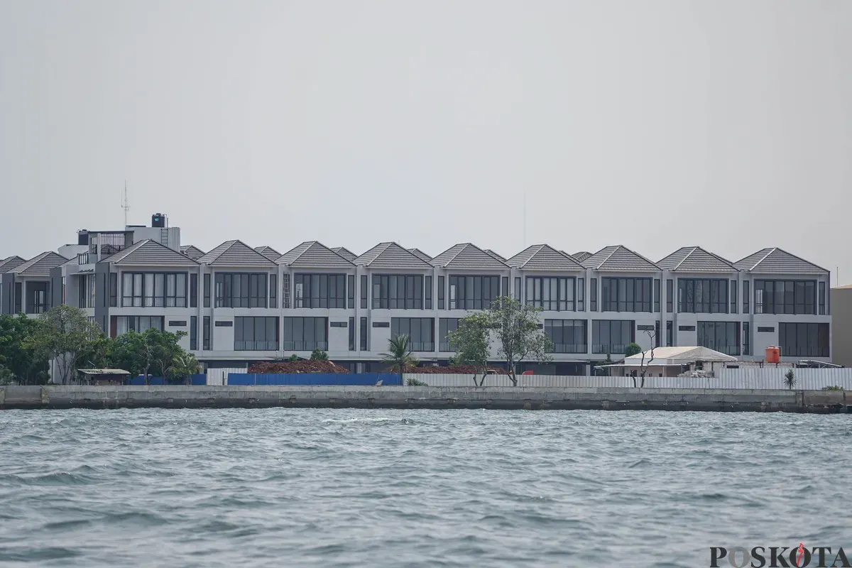 Rumah warga di samping tanggul Pantai Mutiara, Penjaringan, Jakarta Utara, Senin, 1 Desember 2025. (Sumber: Poskota/Bilal Nugraha Ginanjar)