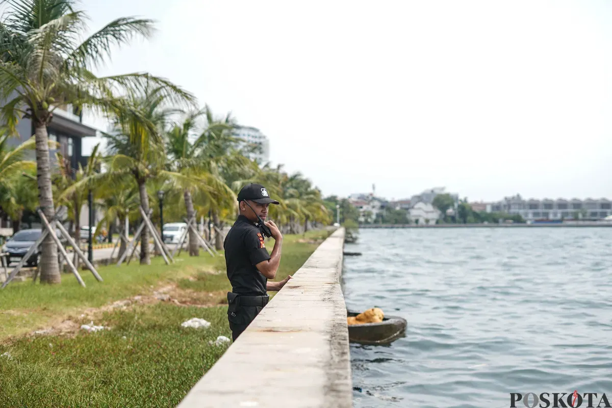 Petugas berjaga di samping tanggul Pantai Mutiara, Penjaringan, Jakarta Utara, Senin, 1 Desember 2025. (Sumber: Poskota/Bilal Nugraha Ginanjar)