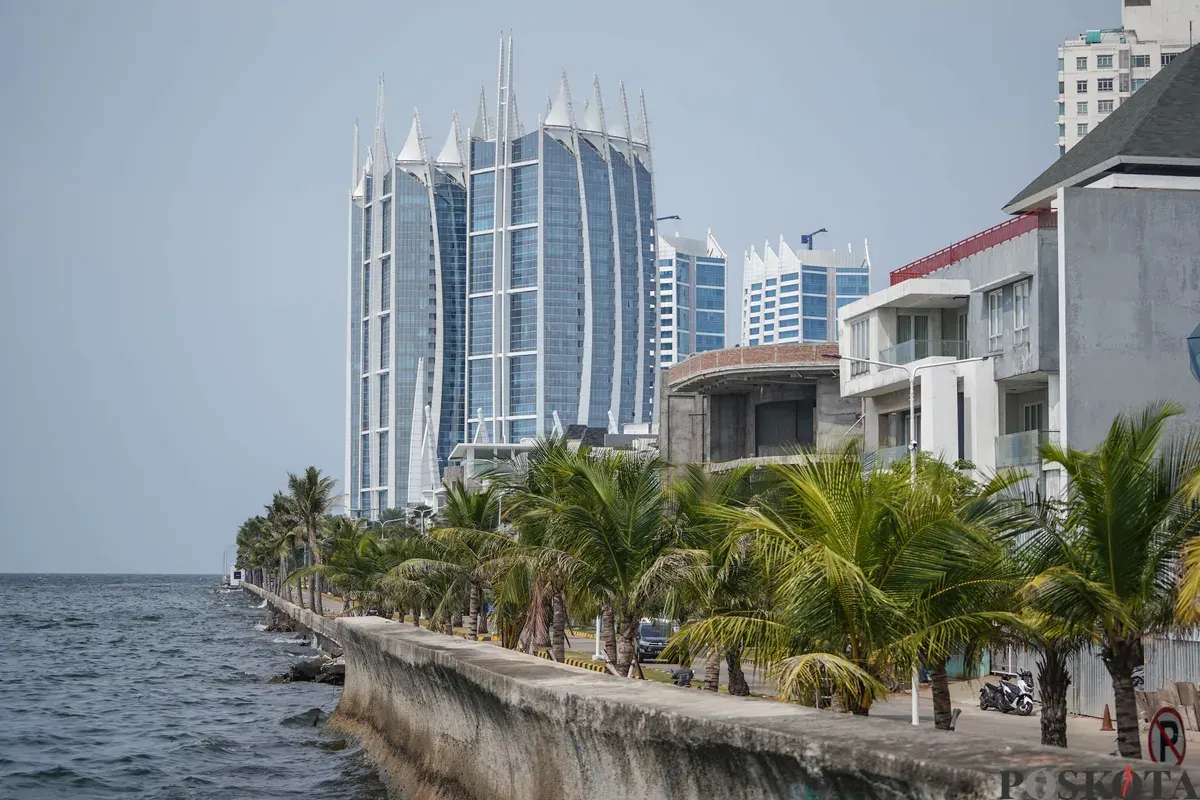 Ombak menerjang samping tanggul Pantai Mutiara, Penjaringan, Jakarta Utara, Senin, 1 Desember 2025. (Sumber: Poskota/Bilal Nugraha Ginanjar)
