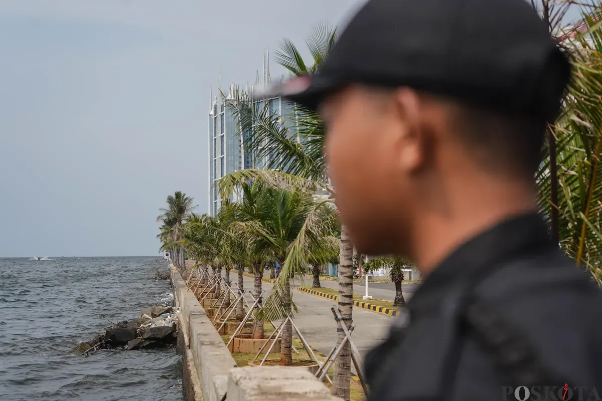 Petugas berjaga di samping tanggul Pantai Mutiara, Penjaringan, Jakarta Utara, Senin, 1 Desember 2025. (Sumber: Poskota/Bilal Nugraha Ginanjar)