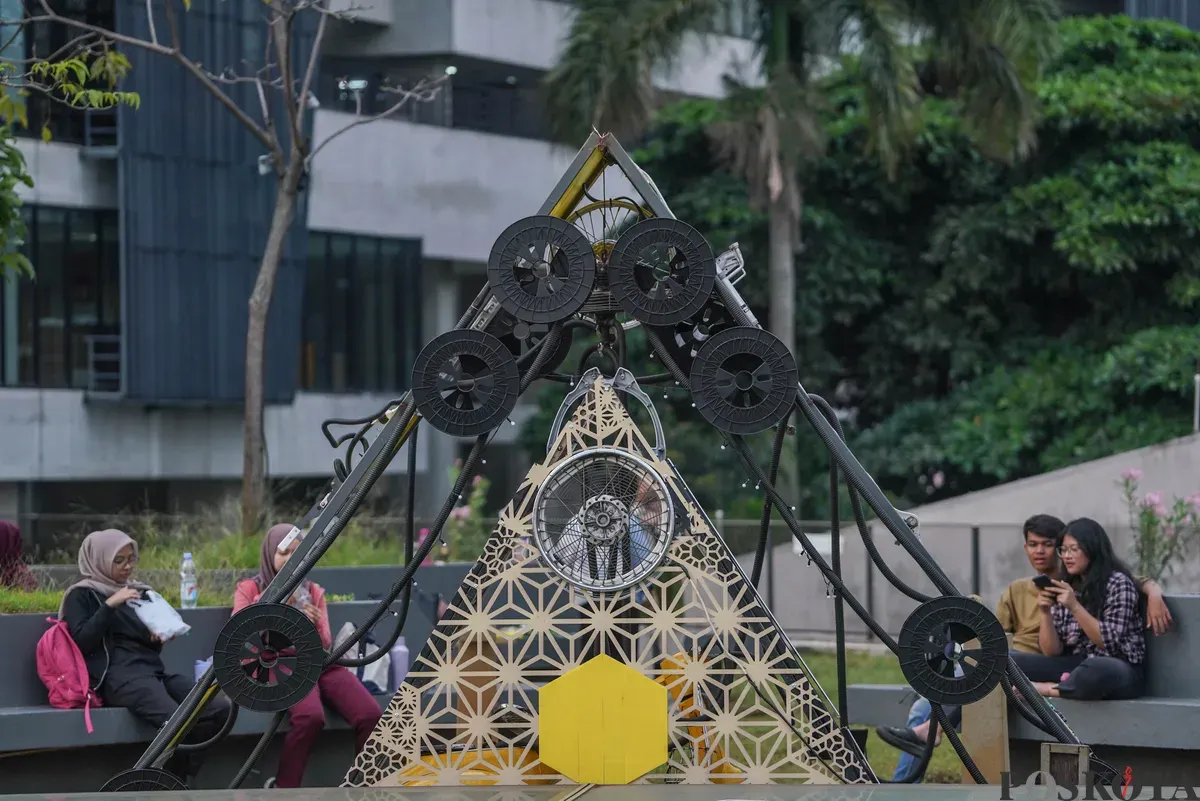 Sejumlah pengunjung melihat karya dalam Pameran Seni Rupa Motorsaikel Kalcer: Gas Aja Dulu yang digelar di Rooftop Garden Plaza Taman Ismail Marzuki (TIM), Jalan Cikini Raya, Menteng, Jakarta, Kamis, 27 November 2025. (Sumber: Poskota/Bilal Nugraha Ginanjar)