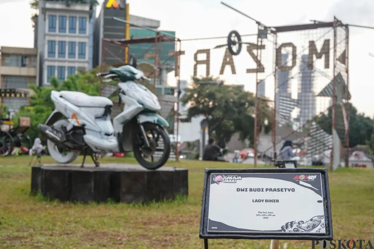 Sejumlah pengunjung melihat karya dalam Pameran Seni Rupa Motorsaikel Kalcer: Gas Aja Dulu yang digelar di Rooftop Garden Plaza Taman Ismail Marzuki (TIM), Jalan Cikini Raya, Menteng, Jakarta, Kamis, 27 November 2025. (Sumber: Poskota/Bilal Nugraha Ginanjar)