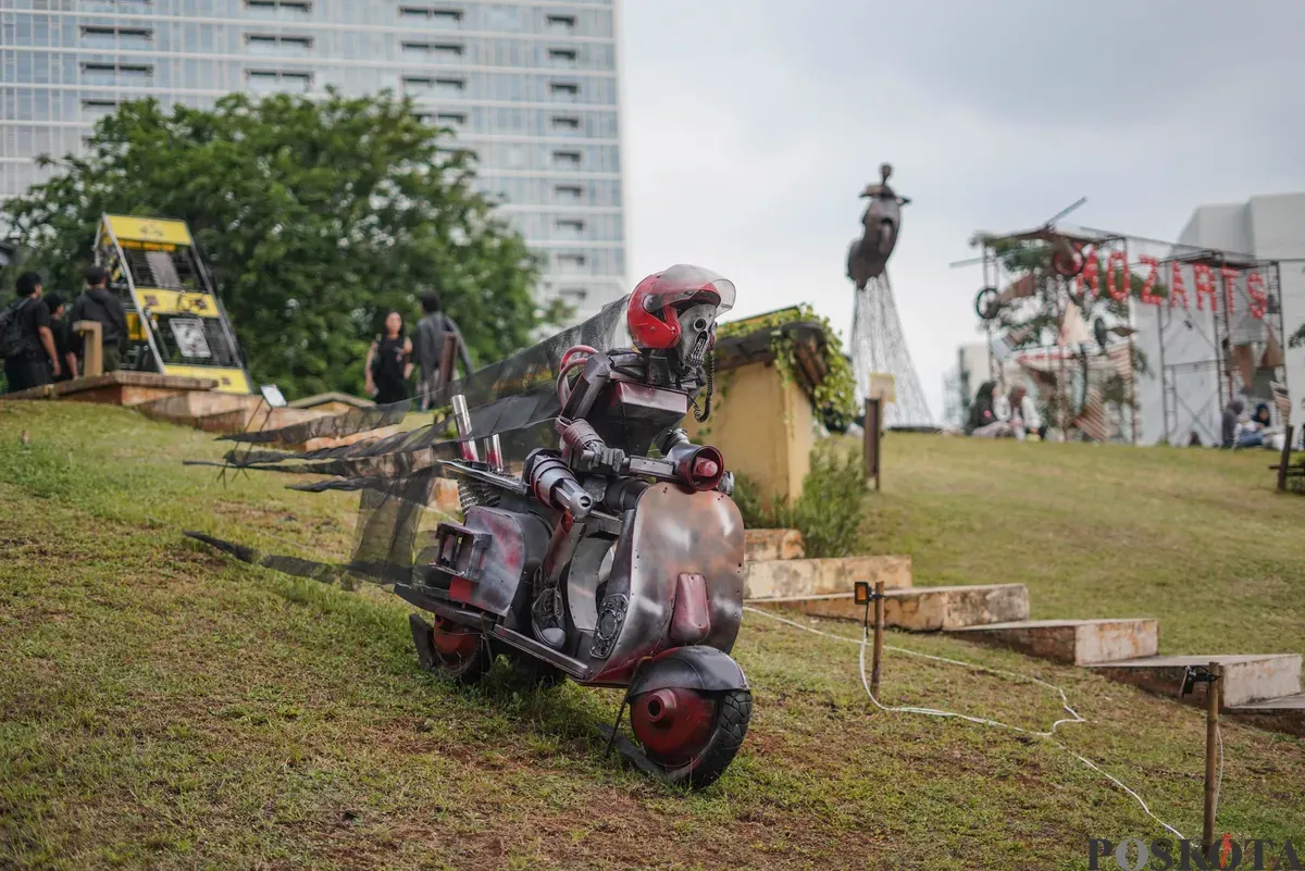 Sejumlah pengunjung melihat karya dalam Pameran Seni Rupa Motorsaikel Kalcer: Gas Aja Dulu yang digelar di Rooftop Garden Plaza Taman Ismail Marzuki (TIM), Jalan Cikini Raya, Menteng, Jakarta, Kamis, 27 November 2025. (Sumber: Poskota/Bilal Nugraha Ginanjar)