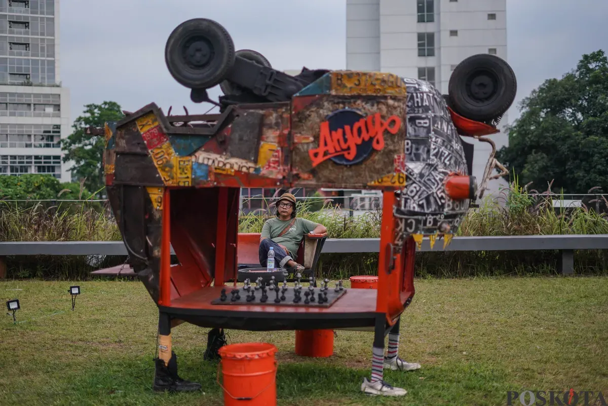 Sejumlah pengunjung melihat karya dalam Pameran Seni Rupa Motorsaikel Kalcer: Gas Aja Dulu yang digelar di Rooftop Garden Plaza Taman Ismail Marzuki (TIM), Jalan Cikini Raya, Menteng, Jakarta, Kamis, 27 November 2025. (Sumber: Poskota/Bilal Nugraha Ginanjar)