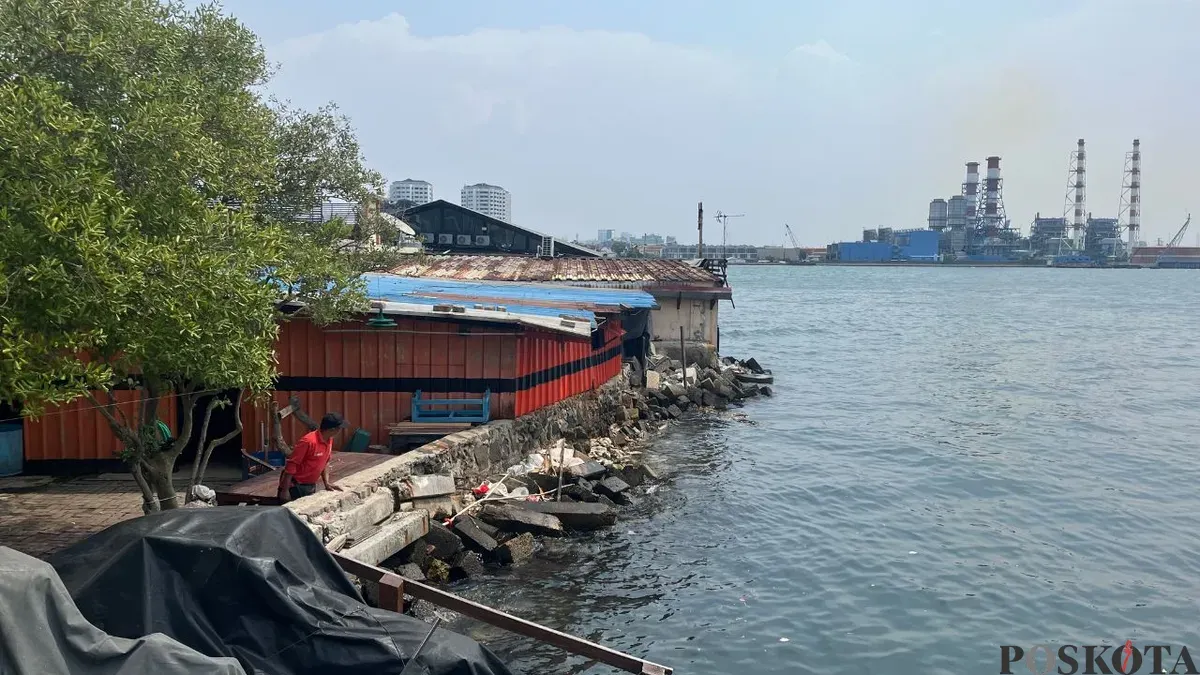Kondisi tanggul di Pantai Mutiara, Penjaringan, Jakarta Utara, Senin, 1 Desember 2025. (Sumber: Poskota/Pandi Ramedhan)