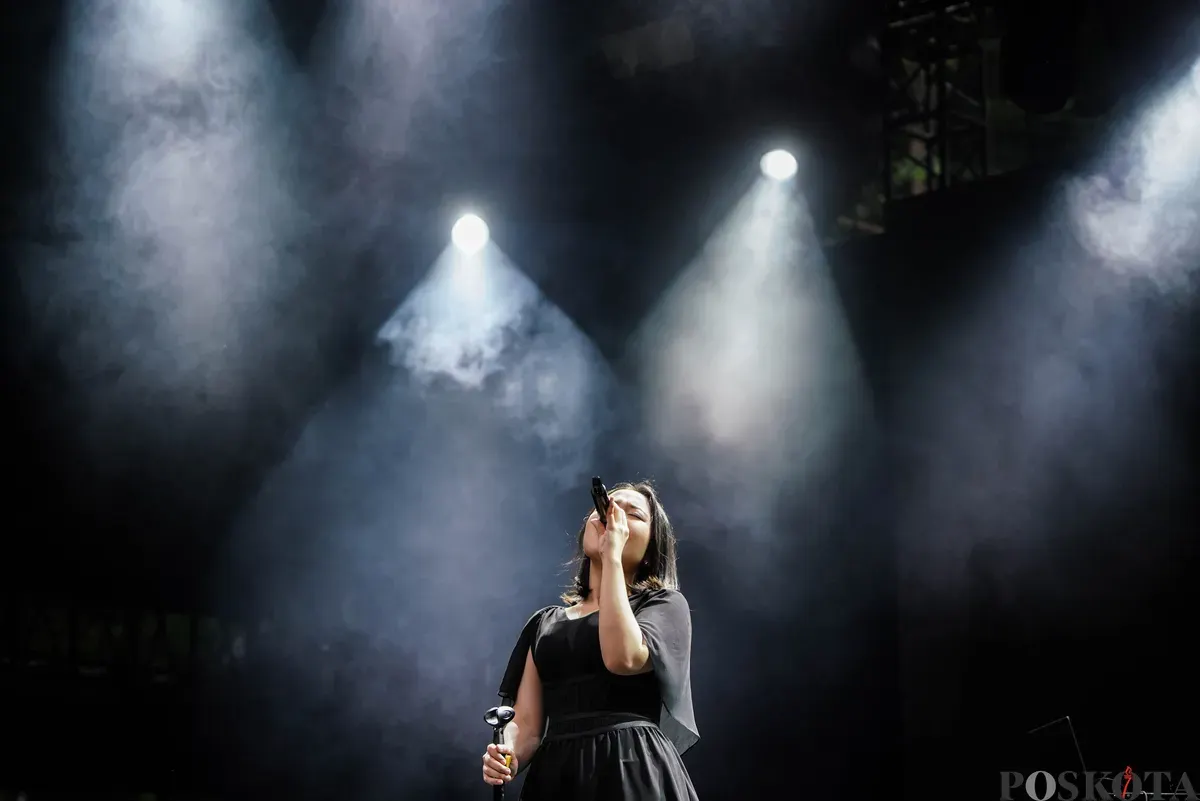 Penyanyi Bernadya menghibur penonton dalam acara "Joyland Sessions" di GBK City Park, Senayan, Jakarta, Sabtu, 29 November 2025. (Sumber: Poskota/Bilal Nugraha Ginanjar)