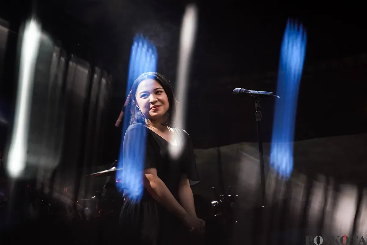 Penyanyi Bernadya menghibur penonton dalam acara "Joyland Sessions" di GBK City Park, Senayan, Jakarta, Sabtu, 29 November 2025. (Sumber: Poskota/Bilal Nugraha Ginanjar)