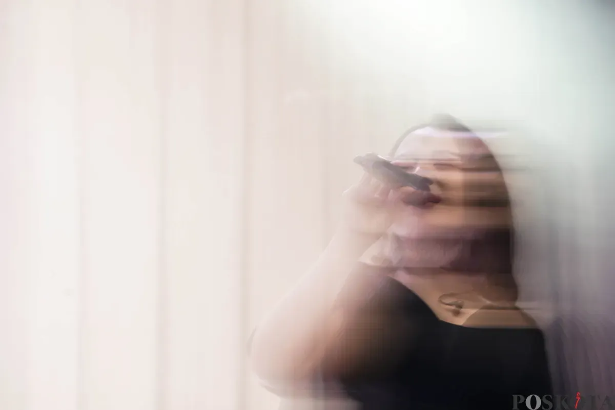 Penyanyi Bernadya menghibur penonton dalam acara "Joyland Sessions" di GBK City Park, Senayan, Jakarta, Sabtu, 29 November 2025. (Sumber: Poskota/Bilal Nugraha Ginanjar)