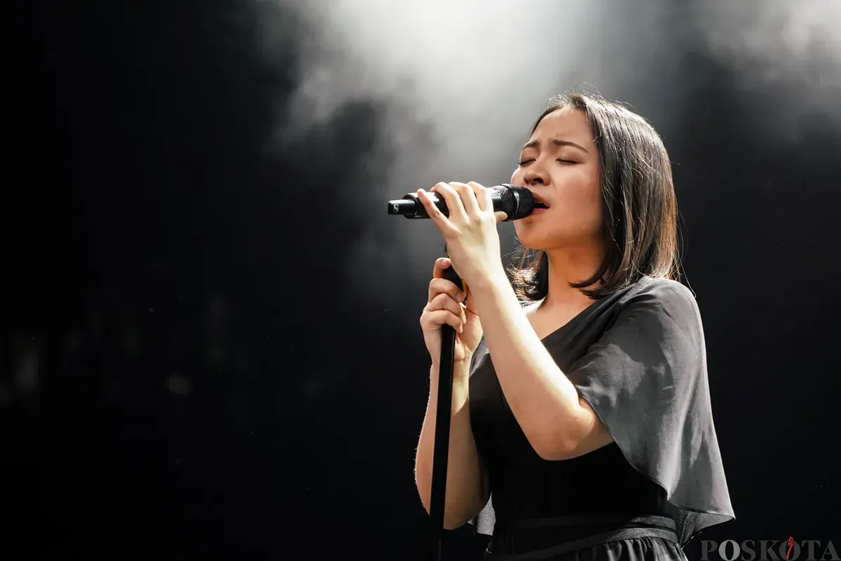Penyanyi Bernadya menghibur penonton dalam acara "Joyland Sessions" di GBK City Park, Senayan, Jakarta, Sabtu, 29 November 2025. (Sumber: Poskota/Bilal Nugraha Ginanjar)