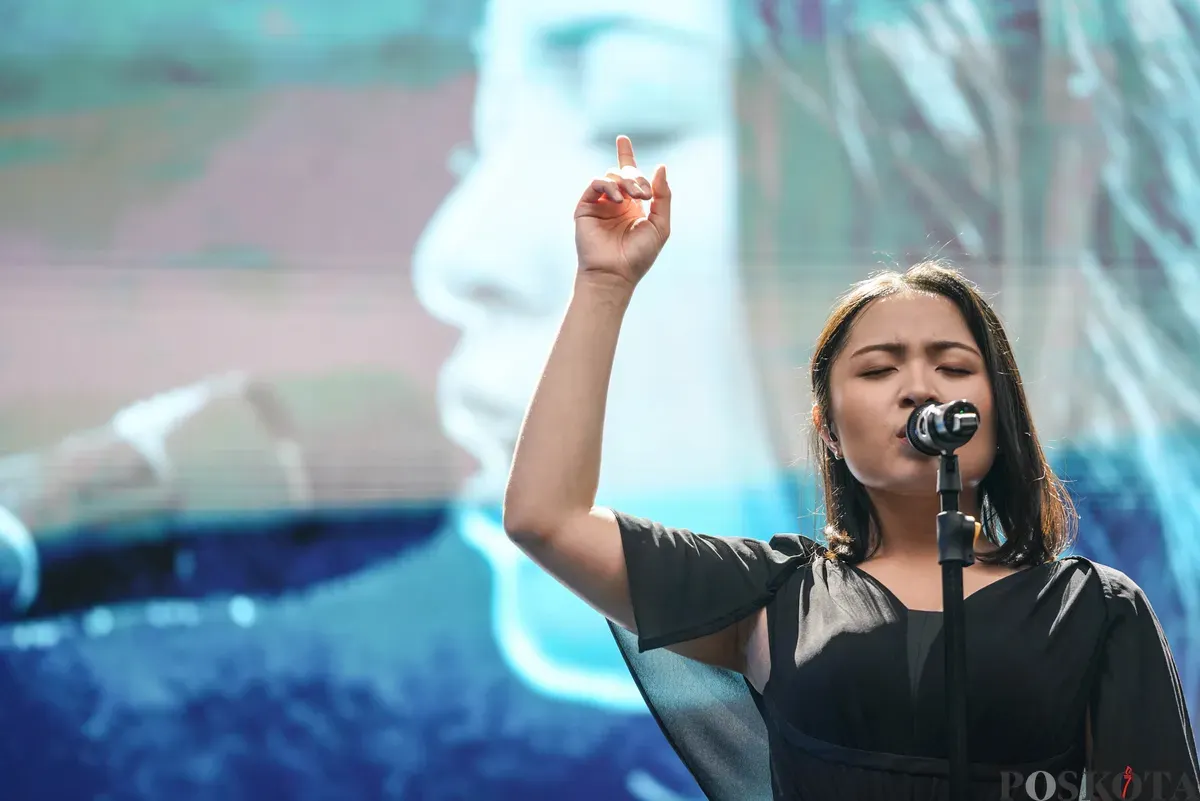 Penyanyi Bernadya menghibur penonton dalam acara "Joyland Sessions" di GBK City Park, Senayan, Jakarta, Sabtu, 29 November 2025. (Sumber: Poskota/Bilal Nugraha Ginanjar)
