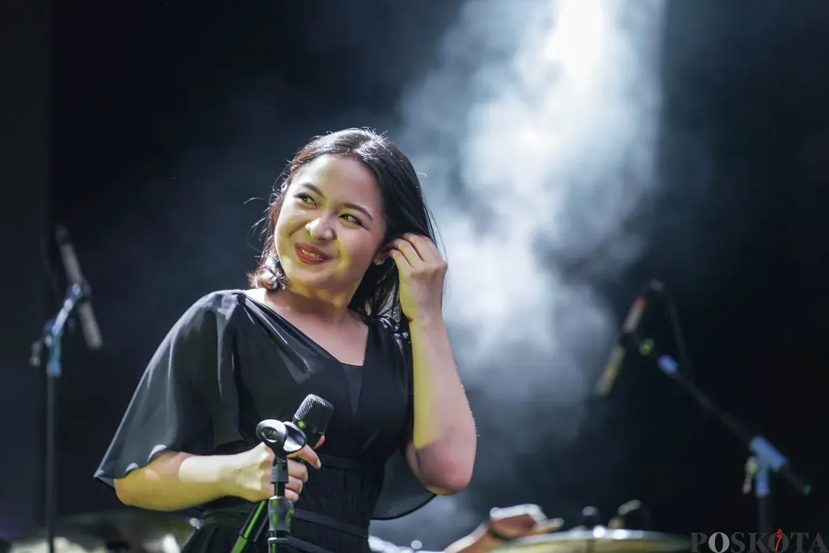 Penyanyi Bernadya menghibur penonton dalam acara "Joyland Sessions" di GBK City Park, Senayan, Jakarta, Sabtu, 29 November 2025. (Sumber: Poskota/Bilal Nugraha Ginanjar)