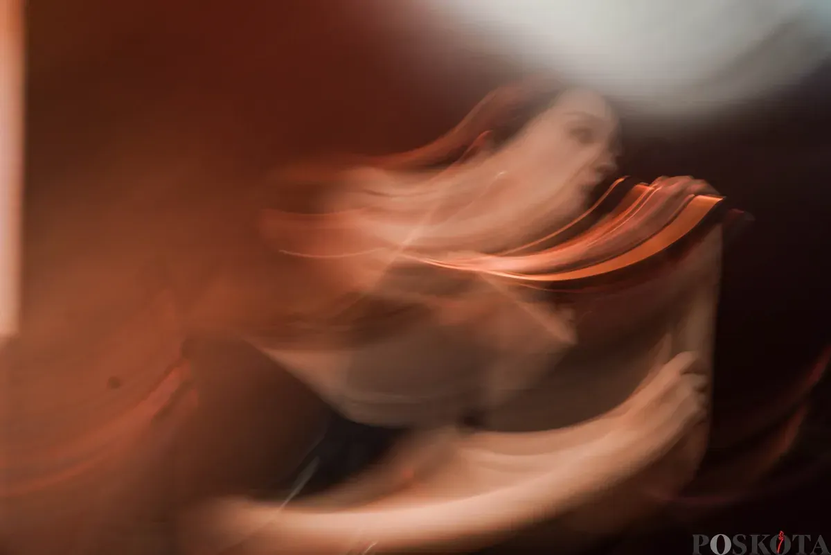 Penyanyi Bernadya menghibur penonton dalam acara "Joyland Sessions" di GBK City Park, Senayan, Jakarta, Sabtu, 29 November 2025. (Sumber: Poskota/Bilal Nugraha Ginanjar)