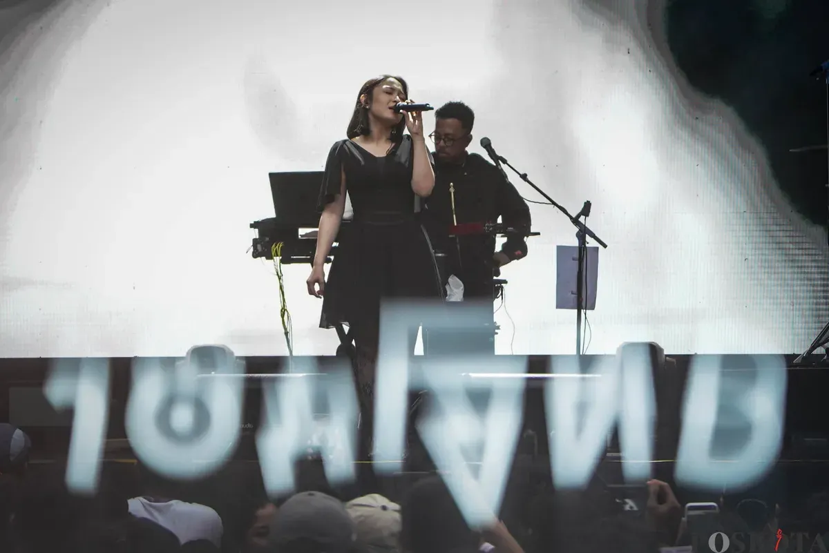 Penyanyi Bernadya menghibur penonton dalam acara "Joyland Sessions" di GBK City Park, Senayan, Jakarta, Sabtu, 29 November 2025. (Sumber: Poskota/Bilal Nugraha Ginanjar)