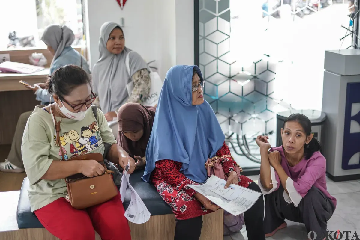 Warga mengantre saat penyaluran Bantuan Langsung Tunai Kesejahteraan Rakyat (BLT Kesra) 2025 di Graha Pos Indonesia, Jakarta, Rabu, 26 November 2025. (Sumber: Poskota/Bilal Nugraha Ginanjar)