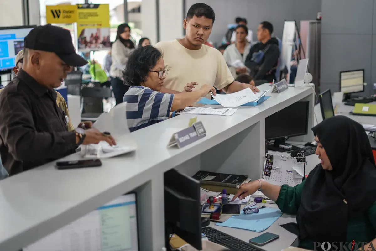 Warga mengantre saat penyaluran Bantuan Langsung Tunai Kesejahteraan Rakyat (BLT Kesra) 2025 di Graha Pos Indonesia, Jakarta, Rabu, 26 November 2025. (Sumber: Poskota/Bilal Nugraha Ginanjar)