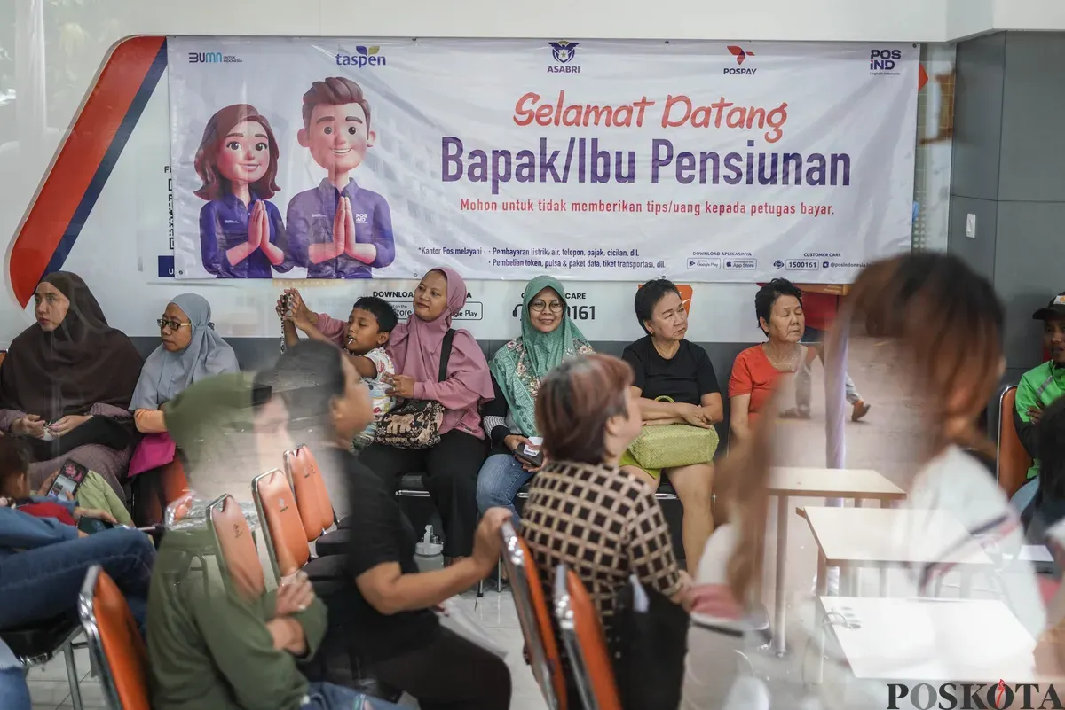 Warga mengantre saat penyaluran Bantuan Langsung Tunai Kesejahteraan Rakyat (BLT Kesra) 2025 di Graha Pos Indonesia, Jakarta, Rabu, 26 November 2025. (Sumber: Pokskota/Bilal Nugraha Ginanjar)