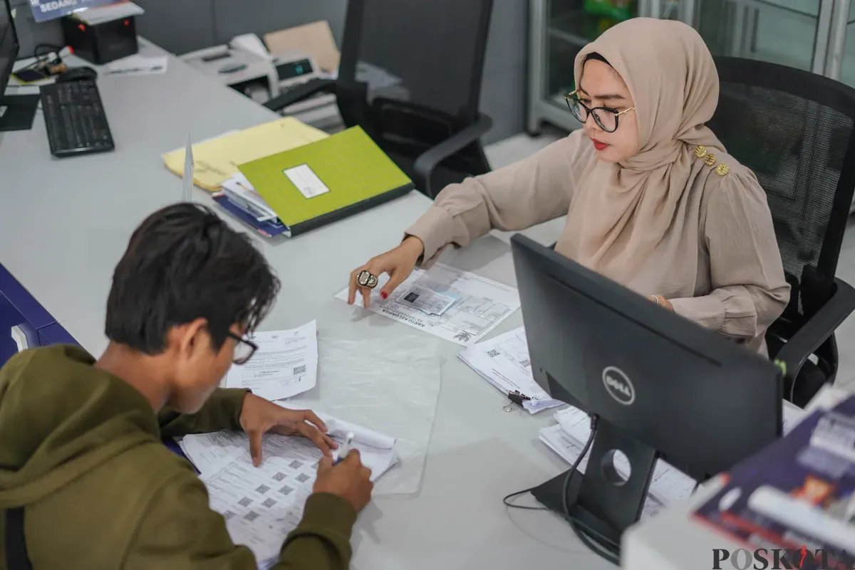 Warga mengantre saat penyaluran Bantuan Langsung Tunai Kesejahteraan Rakyat (BLT Kesra) 2025 di Graha Pos Indonesia, Jakarta, Rabu, 26 November 2025. (Sumber: Poskota/Bilal Nugraha Ginanjar)