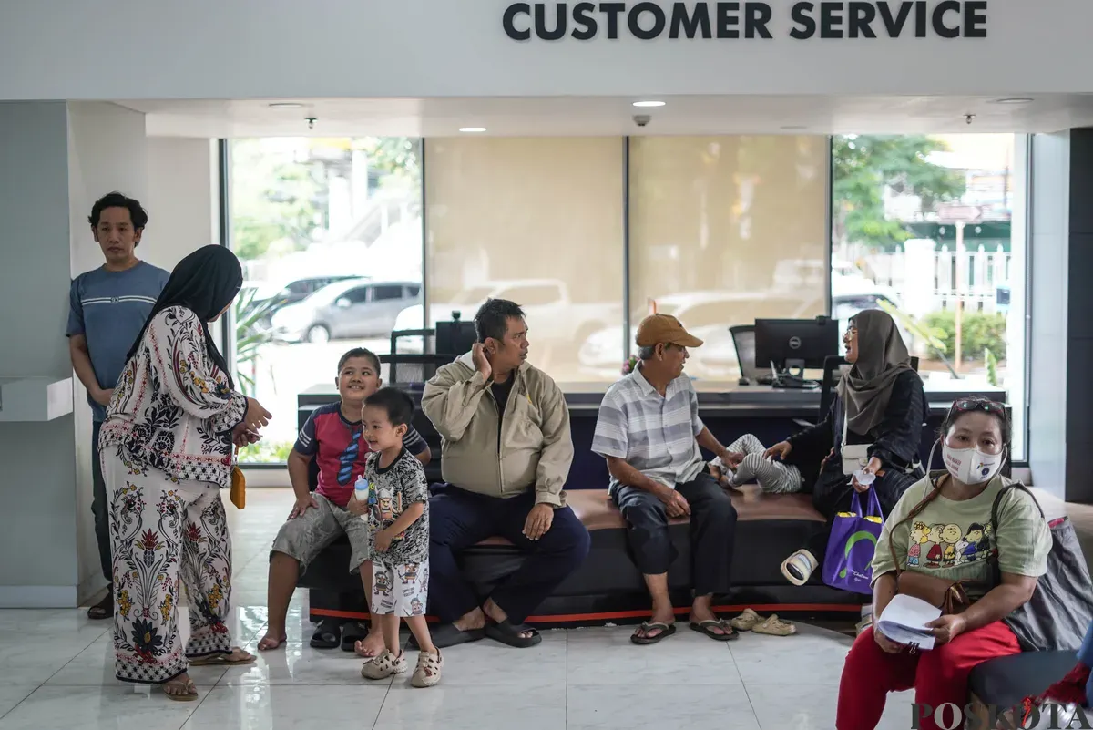 Warga mengantre saat penyaluran Bantuan Langsung Tunai Kesejahteraan Rakyat (BLT Kesra) 2025 di Graha Pos Indonesia, Jakarta, Rabu, 26 November 2025. (Sumber: Poskota/Bilal Nugraha Ginanjar)