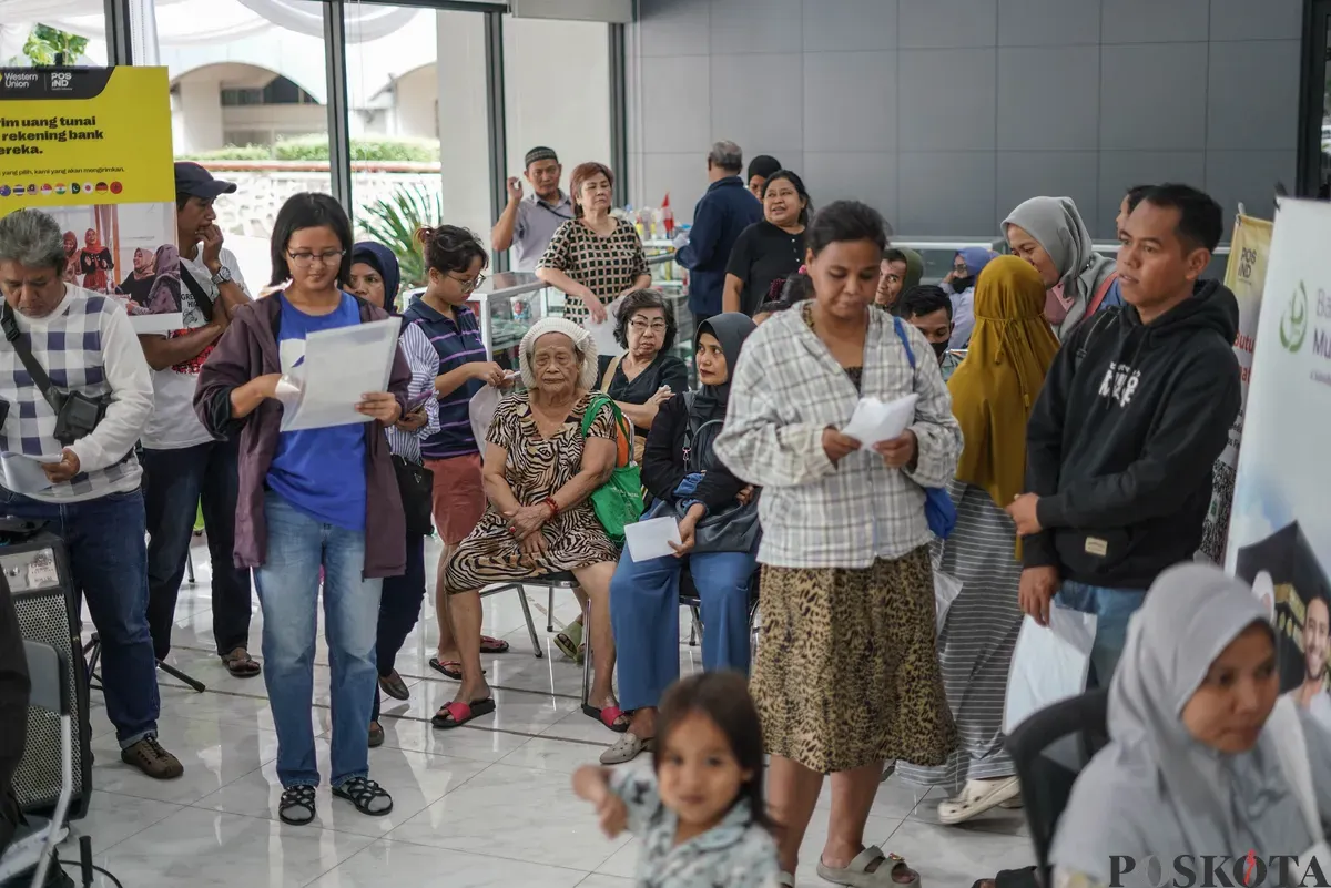Warga mengantre saat penyaluran Bantuan Langsung Tunai Kesejahteraan Rakyat (BLT Kesra) 2025 di Graha Pos Indonesia, Jakarta, Rabu, 26 November 2025. (Sumber: Poskota/Bilal Nugraha Ginanjar)