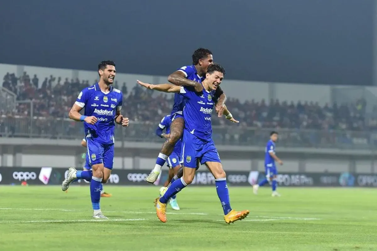 Para pemain Persib Bandung melakukan selebrasi usai mencetak gol menghadapi Madura United. (Sumber: persib.co.id)