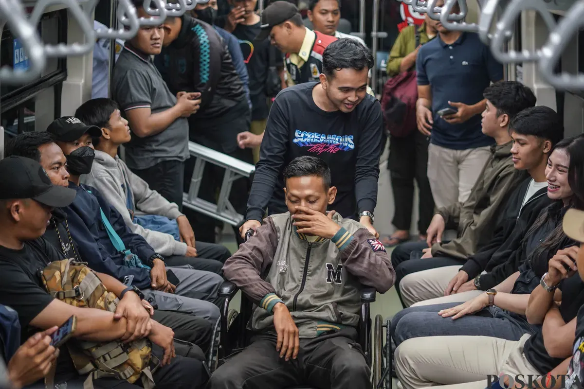 Petugas LRT melakukan penanganan dalam skenario simulasi tanggap darurat LRT di kawasan Stasiun Harjamukti, Depok, Jawa Barat, Sabtu, 29 November 2025. (Sumber: Poskota/Bilal Nugraha Ginanjar)