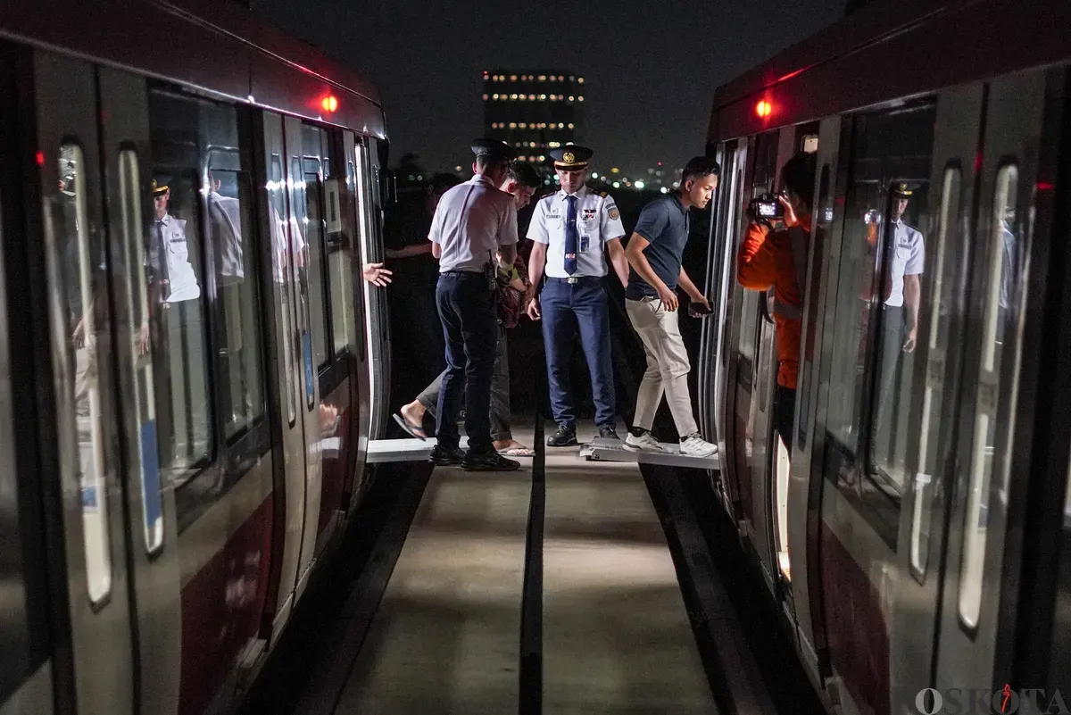 Petugas LRT melakukan penanganan dalam skenario simulasi tanggap darurat LRT di kawasan Stasiun Harjamukti, Depok, Jawa Barat, Sabtu, 29 November 2025. (Sumber: Poskota/Bilal Nugraha Ginanjar)