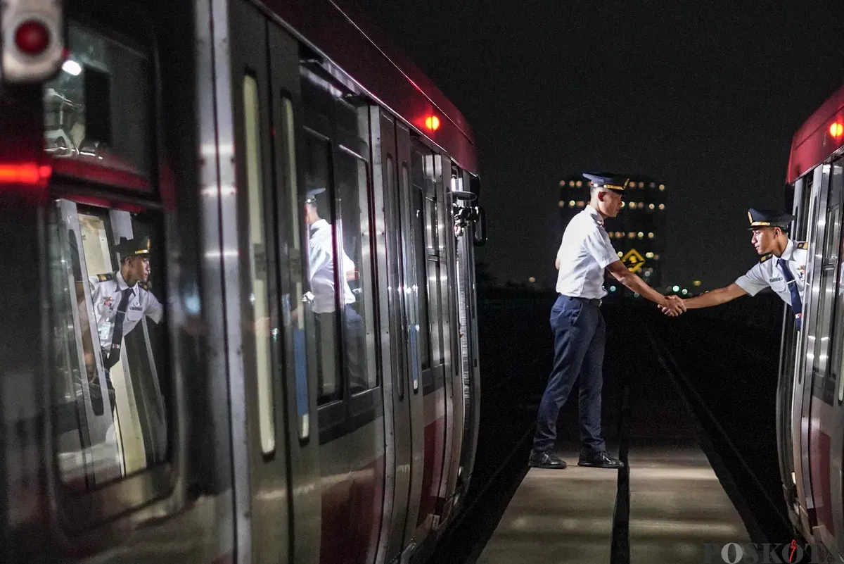 Petugas LRT melakukan penanganan dalam skenario simulasi tanggap darurat LRT di kawasan Stasiun Harjamukti, Depok, Jawa Barat, Sabtu, 29 November 2025. (Sumber: Poskota/Bilal Nugraha Ginanjar)