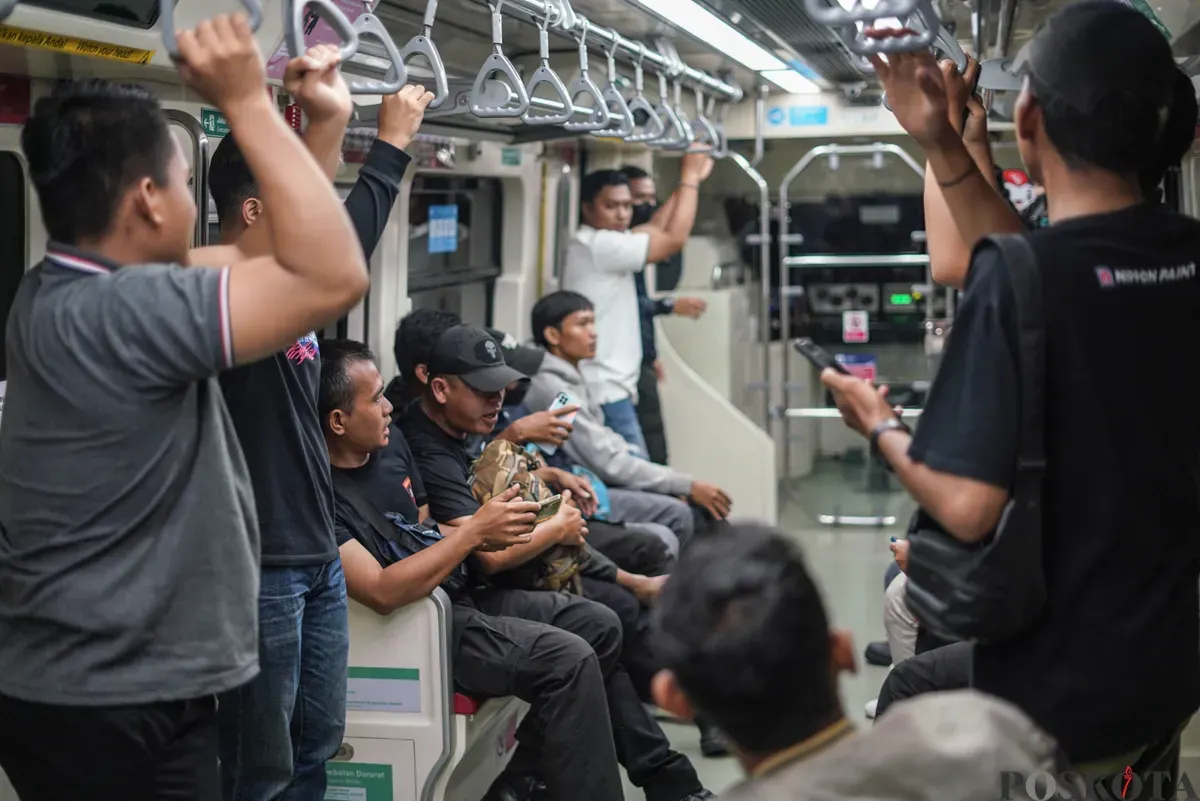 Petugas LRT melakukan penanganan dalam skenario simulasi tanggap darurat LRT di kawasan Stasiun Harjamukti, Depok, Jawa Barat, Sabtu, 29 November 2025. (Sumber: Poskota/Bilal Nugraha Ginanjar)
